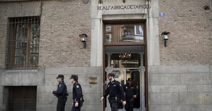 Foto de archivo tomada el 28 de marzo de 2017 en la que gentes de la policía Nacional abandonan la Real Fábrica de Tapices después de hacerle entrega a su exdirector Livinio Stuyck una orden de desalojo, si bien este ha rehusado abandonar el espacio de unos 700 metros cuadrados donde reside de forma ilegal desde hace 15 años, propiedad de la institución, y que le reclaman el Ayuntamiento, la Comunidad de Madrid y el Ministerio de Cultura.