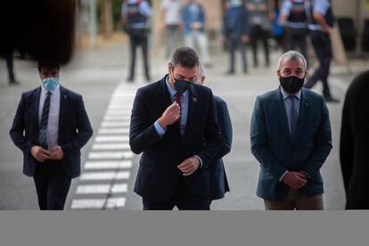 El presidente del Gobierno, Pedro Sánchez (c); y el primer teniente de alcalde de Barcelona, Jaume Collboni (d), a su llegada al acto entrega de premios de la Barcelona New Economy Week (BNEW), este viernes en Barcelona, Cataluña (España).