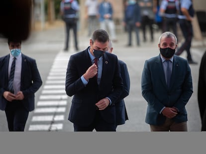 El presidente del Gobierno, Pedro Sánchez (c); y el primer teniente de alcalde de Barcelona, Jaume Collboni (d), a su llegada al acto entrega de premios de la Barcelona New Economy Week (BNEW), este viernes en Barcelona, Cataluña (España).