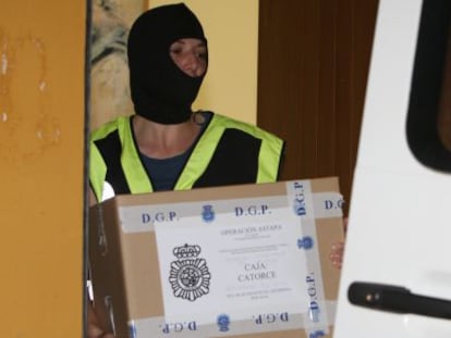 Un polic&iacute;a saca documentos del Ayuntamiento de Estepona.