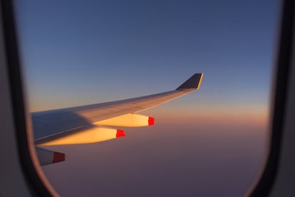 Las turbulencias existen. No tienen más importancia que los baches en la carretera, pero cuesta dormir entre tanta agitación. ¿Le molesta el ruido de los motores? “Las filas de detrás suelen ser más ruidosas y se agitan más durante las turbulencias”, señala Patrick Smith es su libro <a href="http://www.casadellibro.com/libro-cockpit-confidential-questions-answers-and-reflections-on-air-travel/9781402280917/2240888" target=blank>'Cockpit Confidential'</a> (Sourcebook Inc) ). Su sugerencia: sentarse junto a las alas. “Es la zona más estable del avión. No hay mucha diferencia con el resto, pero algo es algo”.