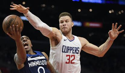 Blake Griffin tapona a Jeff Teague.