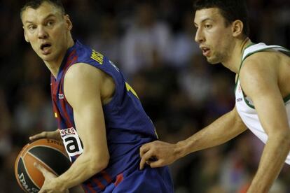 Jasikevicius, con el balón, ante Ukic.