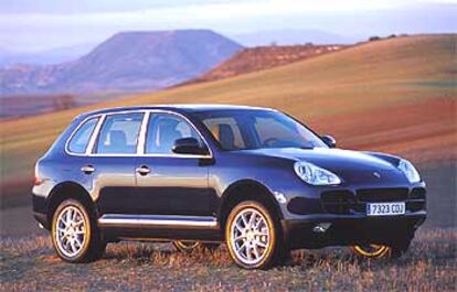 El frontal del Cayenne mantiene el aire de familia de Porsche, con un capó y unos faros inspirados en el 911 Carrera. Pero la línea de la carrocería y la altura de las suspensiones son propias de un todoterreno.