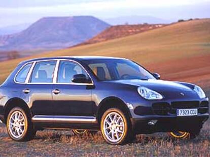 El frontal del Cayenne mantiene el aire de familia de Porsche, con un capó y unos faros inspirados en el 911 Carrera. Pero la línea de la carrocería y la altura de las suspensiones son propias de un todoterreno.