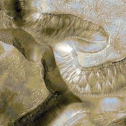 Imagen de barrancos en Marte tomada por la <i>Mars Global Surveyor.</i>