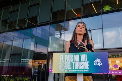 La portavoz del secretariado nacional de la CUP, Su Moreno, presenta este mediodía ante la Agencia Tributaria de Cataluña las denuncias de pisos ilegales.