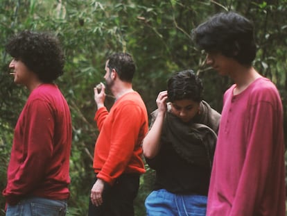 Silvana Estrada y Charlie Hunter (en el centro) junto a la banda durante la grabación de 'Lo Sagrado', en 2016.