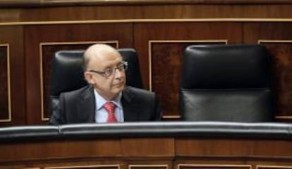 El ministro de Hacienda, Cristóbal Montoro, en su escaño durante el pleno del Congreso que debate por segundo día las enmiendas a la totalidad presentadas al proyecto de Ley de Presupuestos Generales del Estado para 2014.