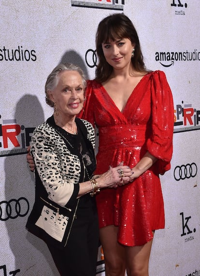 La actriz Dakota Johnson con su abuela, la mítica actriz Tippi Hedren, en el estreno de 'Suspiria' en 2018. “Ella me animó a trabajar como actriz”, confesó Johnson en la revista 'Hollywood Reporter'.