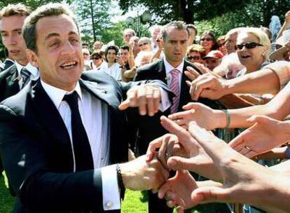 Nicolas Sarkozy saluda a la gente que le esperaba ayer en Dax, al suroeste de Francia.