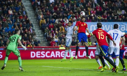 Diego Costa marca su gol ante Israel.