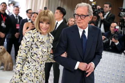 La hasta hace poco directora de la edición estadounidense de la revista 'Vogue' y codirectora de la gala Met, Anna Wintour, y el actor británico Bill Nighy, eligieron la edición de 2023 de este evento de moda como escenario para su debut como pareja. Era la primera vez que desfilaban juntos por la alfombra roja de esta mítica cita, aunque los rumores de su relación se iniciaron en 2018.