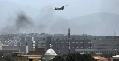 Un helicóptero de transporte militar Chinook vuela sobre Kabul hoy 15 de agosto. 