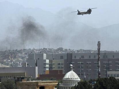 Un helicóptero de transporte militar Chinook vuela sobre Kabul hoy 15 de agosto. 