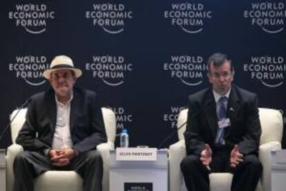Los ministros de Turismo de Ecuador, Freddy Ehlers (i), y de Perú, José Luis Silva (d), participan en las sesiones iniciales del Foro Económico Mundial para América Latina en Lima (Perú).