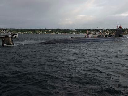 Un submarino nuclear estadounidense abandona la base naval Kitsap-Bremerton, en mayo de este año.