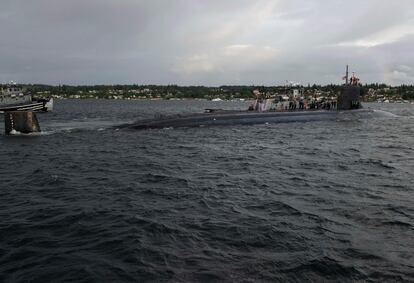 Un submarino nuclear estadounidense abandona la base naval Kitsap-Bremerton, en mayo de este año.