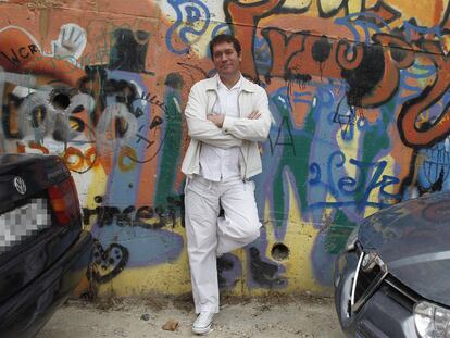 Fernando Luaces, ante un grafiti en una calle de Santiago.