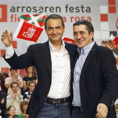 José Luis Rodríguez Zapatero saluda a los asistentes al mitin de Barakaldo abrazado a Patxi López.