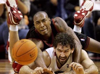 Jorge Garbajosa lucha por el balón con Steven Hunter, de los Sixers de Filadelfia.