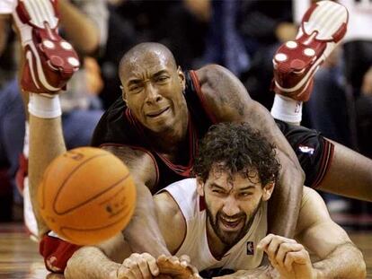 Jorge Garbajosa lucha por el balón con Steven Hunter, de los Sixers de Filadelfia.