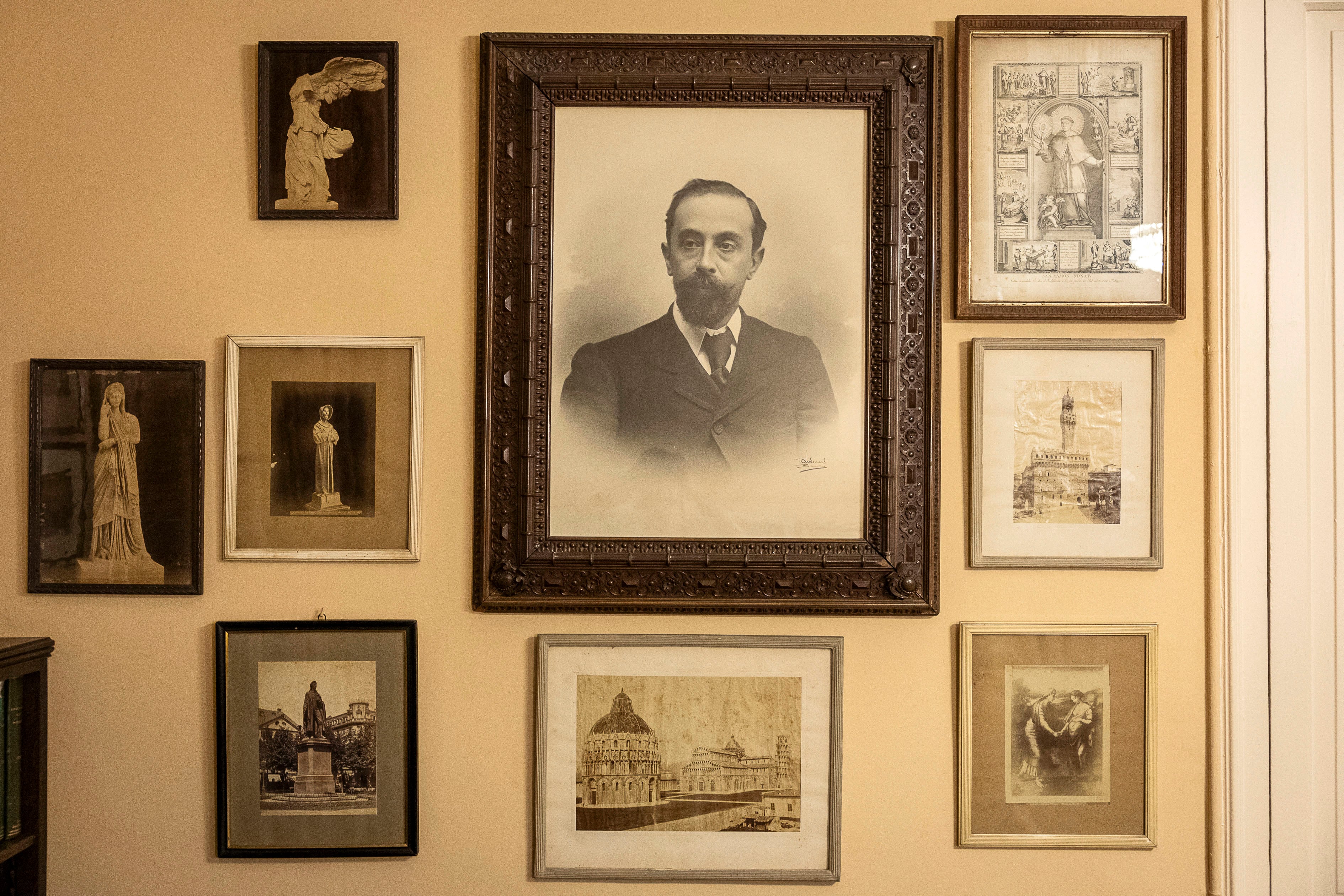 Fotografías colgadas en el despacho de visitas en la Casa Museu Joan Maragall.