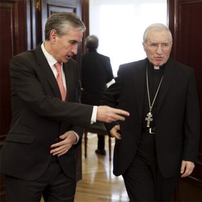 El ministro Jáuregui y el presidente de los obispos, Rouco Varela.