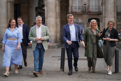El candidato a lehendakari, Javier de Andrés, acompañado del líder del PP, Alberto Núñez Feijóo y la secretaria general del PP vasco, Esther Martínez (la segunda a la derecha), el pasado día 5 en Álava.