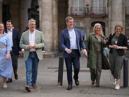 El candidato a lehendakari, Javier de Andrés, acompañado del líder del PP, Alberto Núñez Feijóo y la secretaria general del PP vasco, Esther Martínez (la segunda a la derecha), el pasado día 5 en Álava.