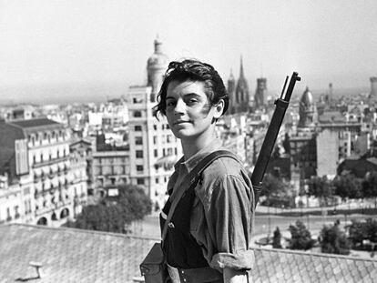 Marina Ginestà, retratada como miliciana en la célebre foto del hotel Colón de Barcelona durante la Guerra Civil. 