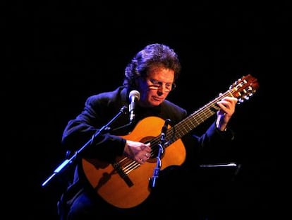 Toti Soler, en un concierto dedicado a Ovidi Montllor con motivo del d&eacute;cimo aniversario de su muerte.