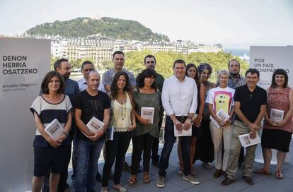 El dirigente abertzale Arnaldo Otegi presentando en San Sebastián la propuesta política que ha elaborado junto con su equipo de trabajo.