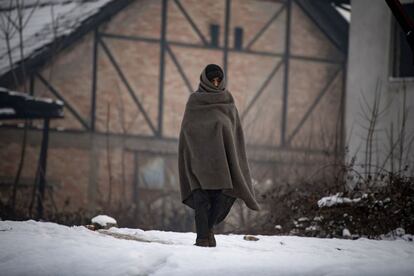 En Belgrado unos 2.000 jóvenes de Afganistán, Pakistán, Irak y Siria duermen en "edificios abandonados en el centro de la ciudad", a temperaturas de 20 grados bajo cero. En la imagen, un migrante camina en las cercanías de un refugio improvisado, en Belgrado.