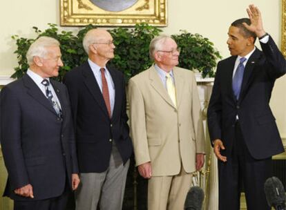 Barack Obama charla con Edwin 'Buzz' Aldrin, Michael Collins y Neil Armstrong en el Despacho Oval de la Casa Blanca