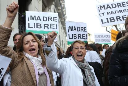 Protesta contra la reforma del aborto frente a la Embajada de Francia.
