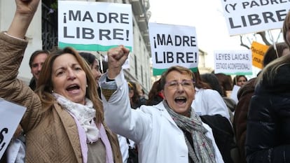 Protesta contra la reforma del aborto frente a la Embajada de Francia.