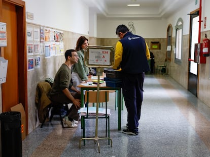 Un trabajador de Correos deposita el voto por correo en el colegio Nuestra Señora del Buen Consejo, en Madrid, este pasado domingo, durante las elecciones municipales y autonómicas.