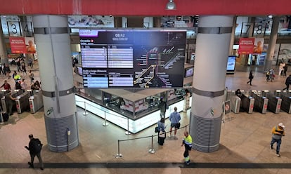 Usuarios de los trenes de Cercanías en la Estación de Atocha en Madrid, el pasado 18 de octubre.