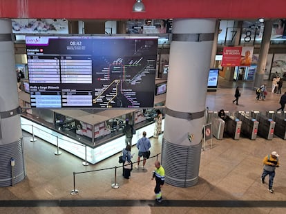 Usuarios de los trenes de Cercanías en la Estación de Atocha en Madrid, el pasado 18 de octubre.