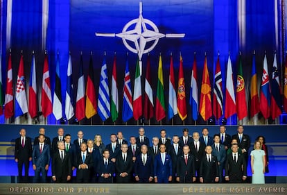 Foto de familia de los dirigentes de la cumbre de la OTAN en el auditorio Mellon.
