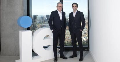 A la izquierda, Pablo Isla, ex presidente ejecutivo de Inditex y actual presidente del consejo rector de IE University; a la derecha, Diego del Alcázar Benjumea, consejero delegado de la institución educativa.