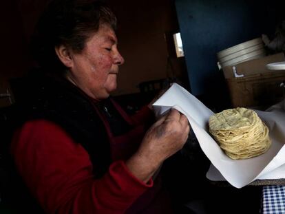 Una mujer trabaja en lo local de producción de tortillas en la Ciudad de México.