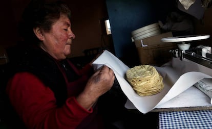 Una mujer trabaja en lo local de producción de tortillas en la Ciudad de México.