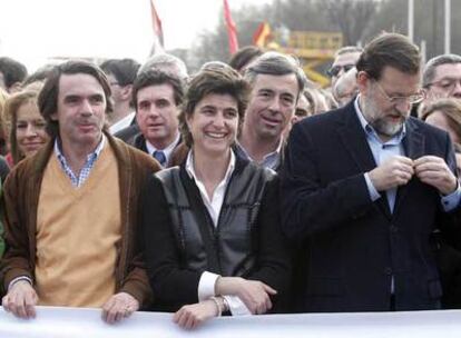 María San Gil, en la manifestación del pasado 10 de marzo en Madrid entre José María Aznar y Mariano Rajoy.