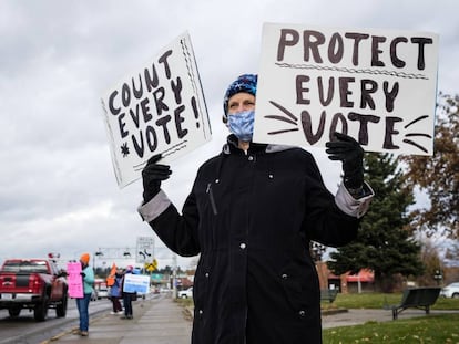Una activista se manifiesta en favor del escrutinio completo, el pasado miércoles en Montana.