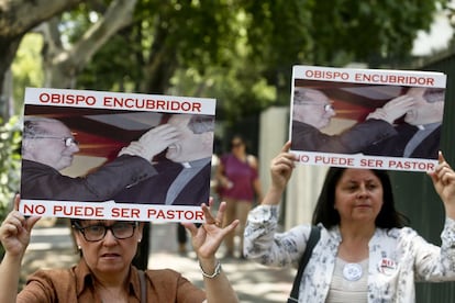 Membros o movimento Laicos de Osorno seguram cartazes com a imagem do sacerdote Fernando Karadime e do bispo Juan Barros, implicados em um escândalo de pedofilia que suscitou numerosos protestos no país