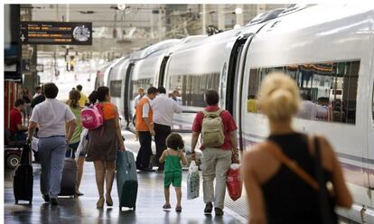 Un grupo de pasajeros accede a un tren de larga distancia en la estaci&oacute;n de Chamart&iacute;n. / Efe