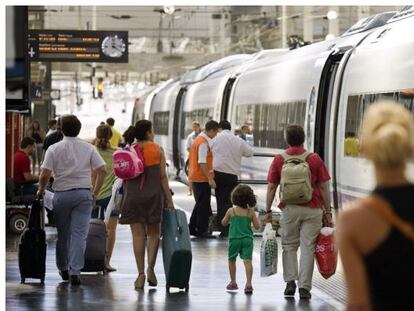 Un grupo de pasajeros accede a un tren de larga distancia en la estaci&oacute;n de Chamart&iacute;n. / Efe