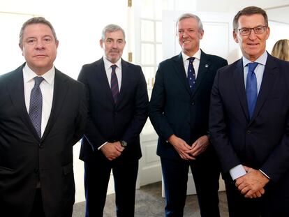 Desde la izquierda, el presidente de Castilla-La Mancha, Emiliano García-Page (PSOE); el presidente de Canarias, Fernando Clavijo (CC); el presidente de Galicia, Alfonso Rueda (PP), y el líder del Partido Popular, Alberto Núñez Feijóo, en el Foro de la Toja, el 30 de septiembre.